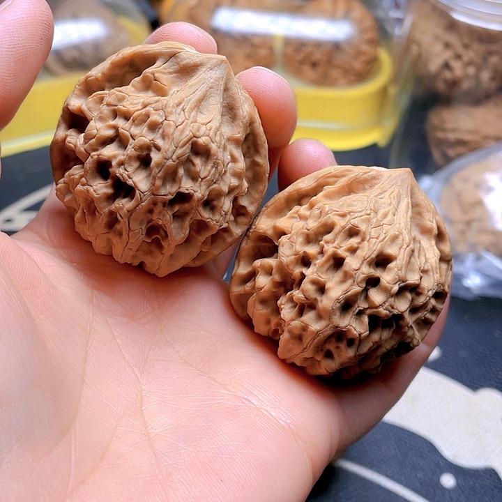 文玩核桃吊坠通天八一对