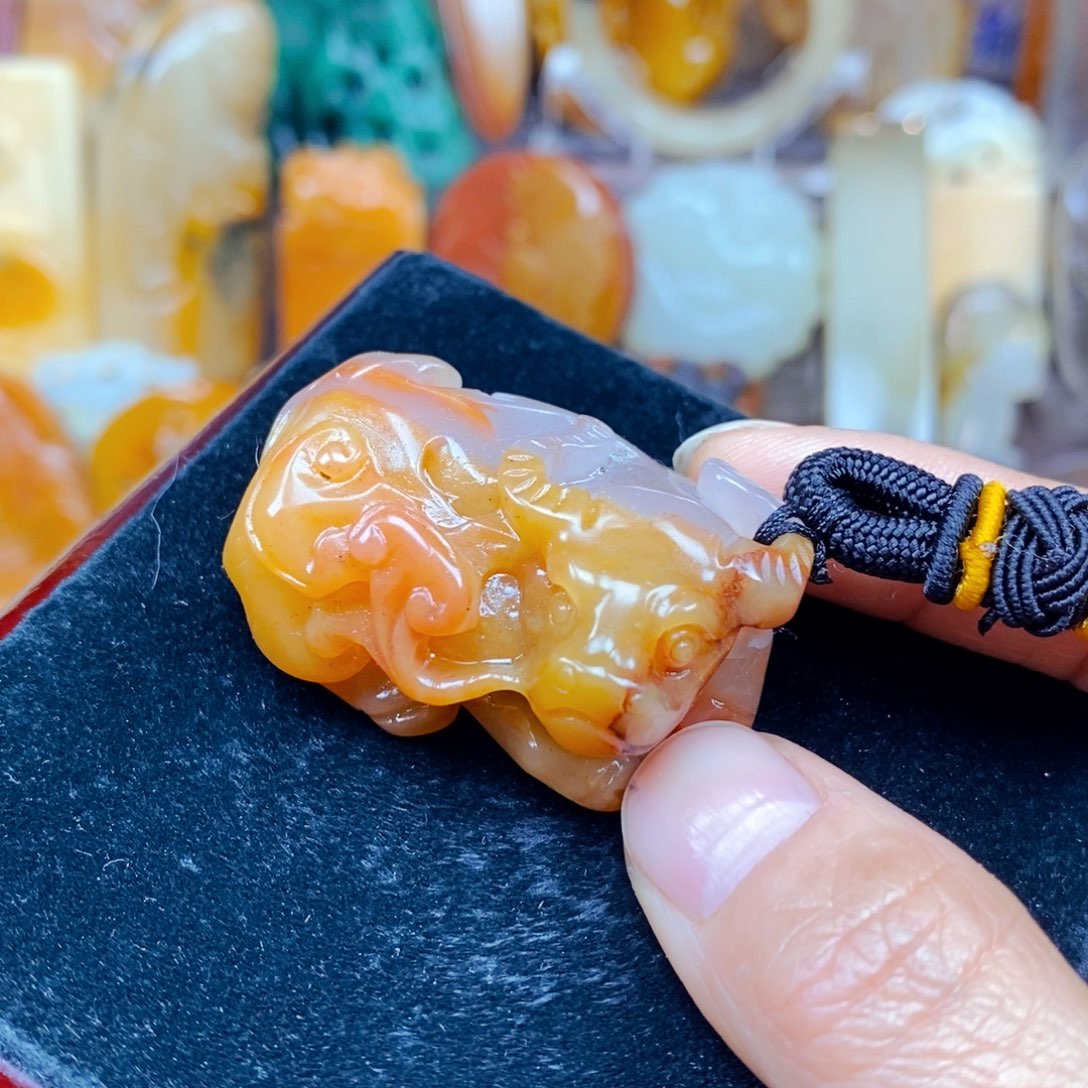石英质玉（黄龙玉）颈饰未镶嵌