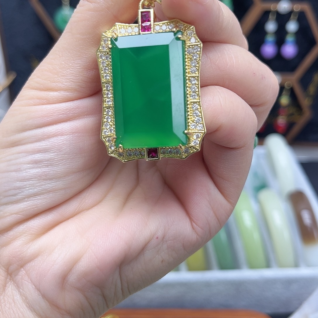 翡翠未镶嵌耳饰无事牌