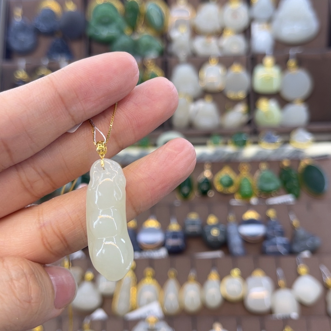 和田玉18K金镶嵌吊坠