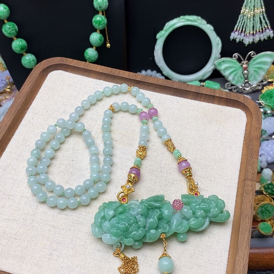 翡翠未镶嵌颈饰阳绿