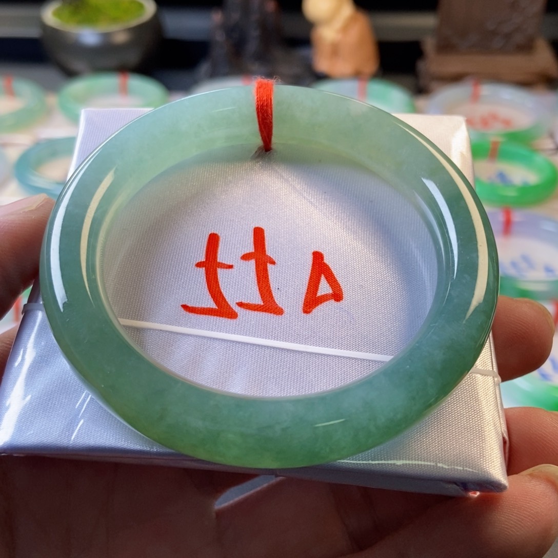 翡翠未镶嵌手镯11、底色圆条