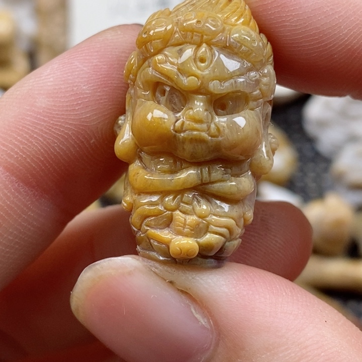 颈饰未镶嵌硅化珊瑚（珊瑚玉）