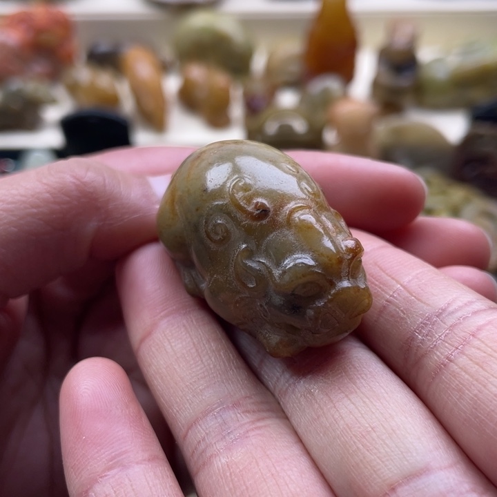 蛇纹石玉颈饰未镶嵌