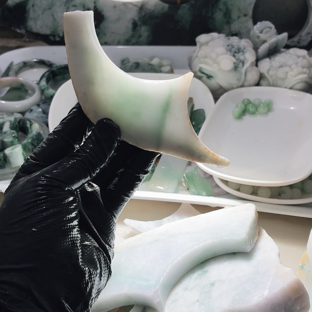 翡翠未镶嵌颈饰边角料