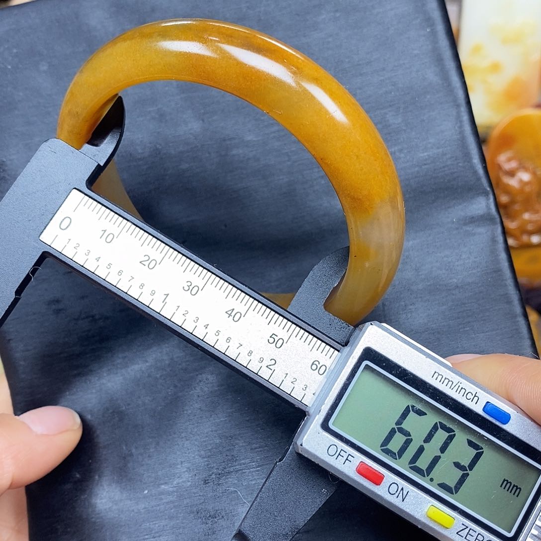 石英质玉（黄龙玉）颈饰未镶嵌