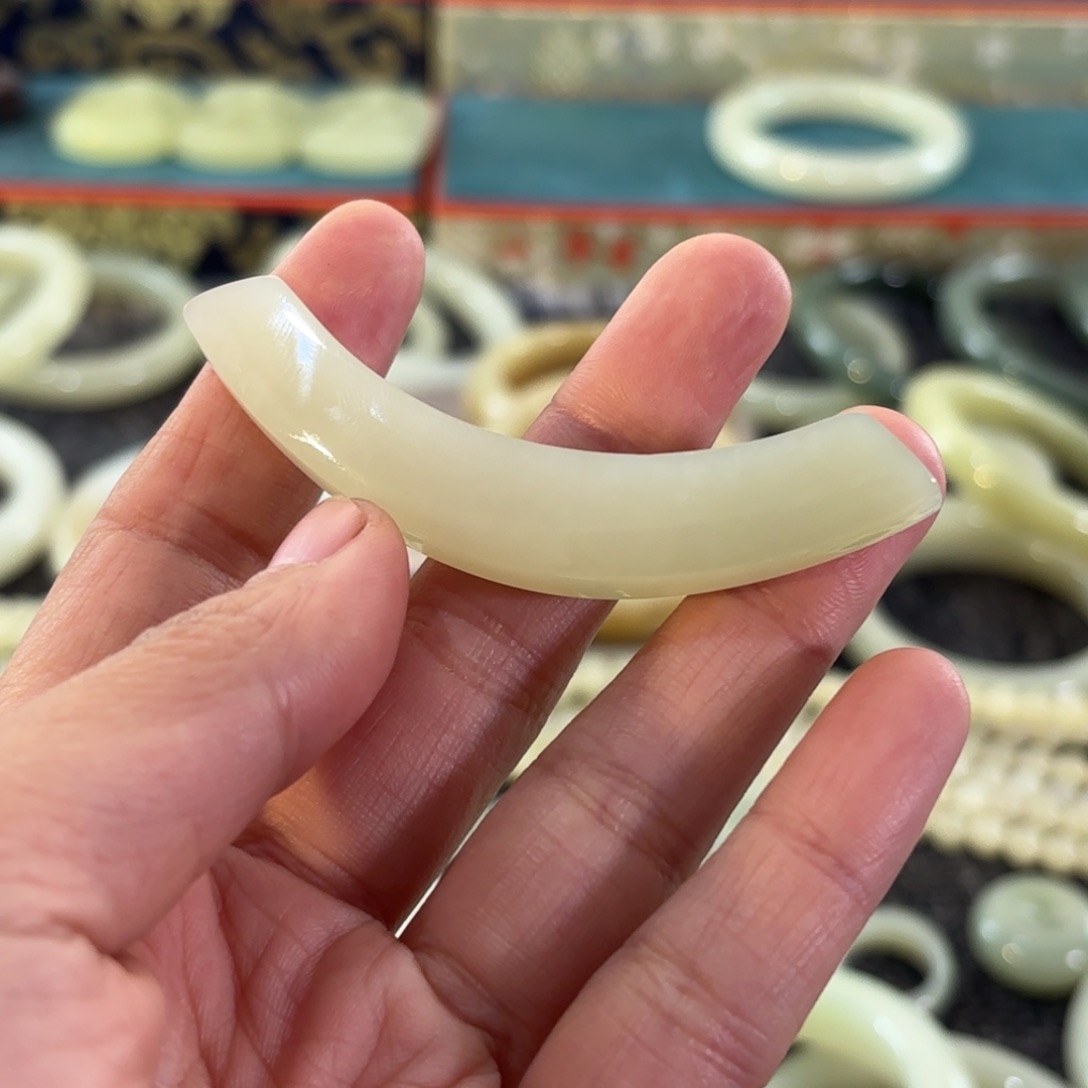 鸿***怡和田玉（糖玉）未镶嵌颈饰