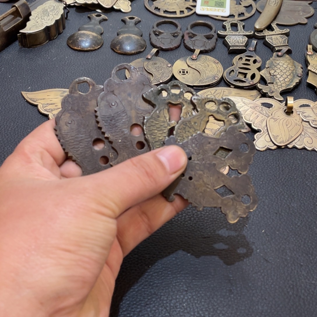 三对小铜鱼的拉手