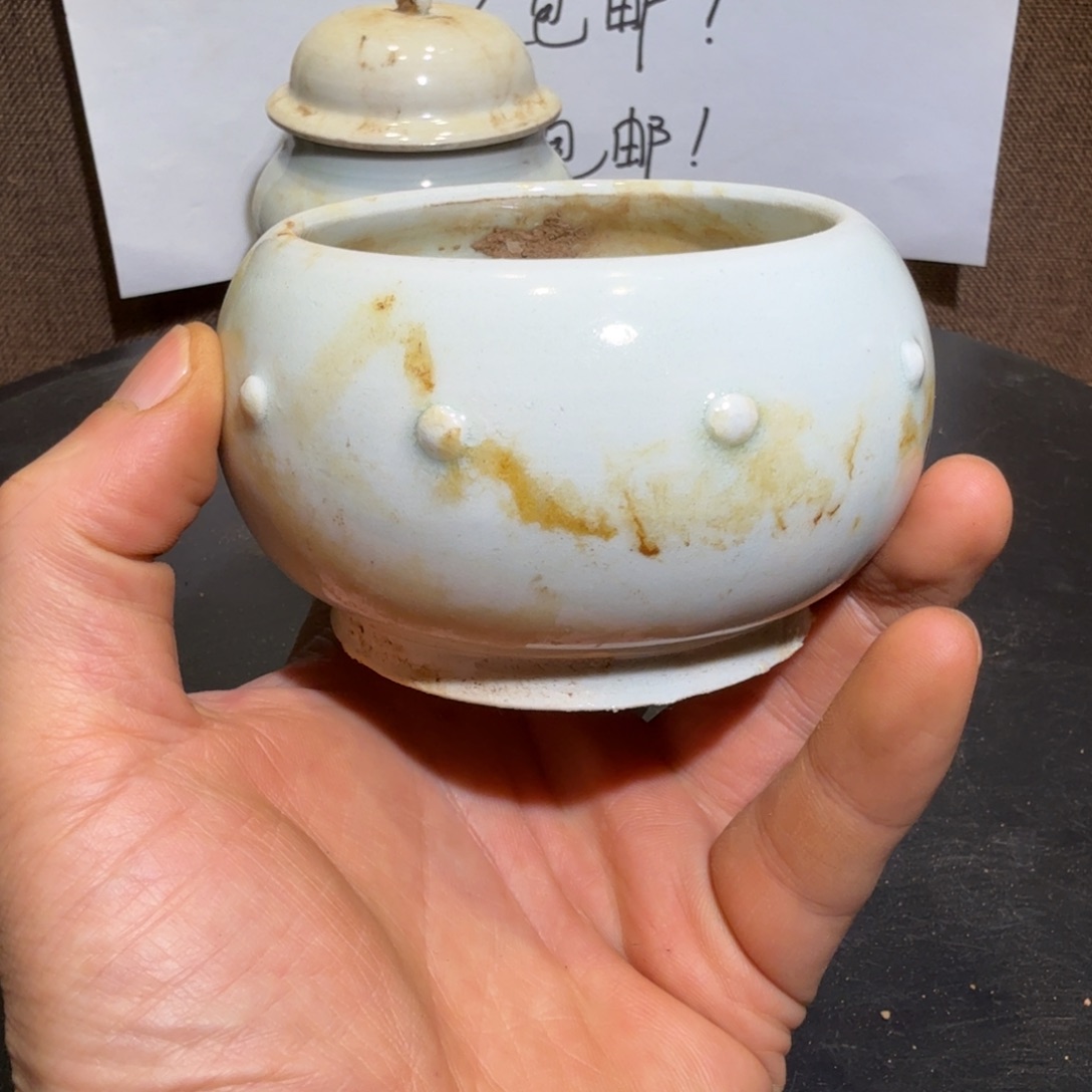 漂亮的小瓷瓶子在