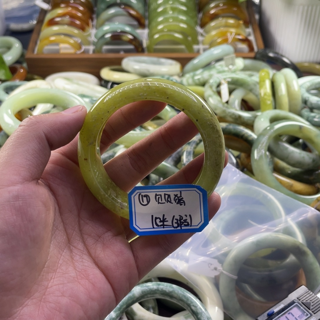 贝****蛇纹石玉未镶嵌手镯