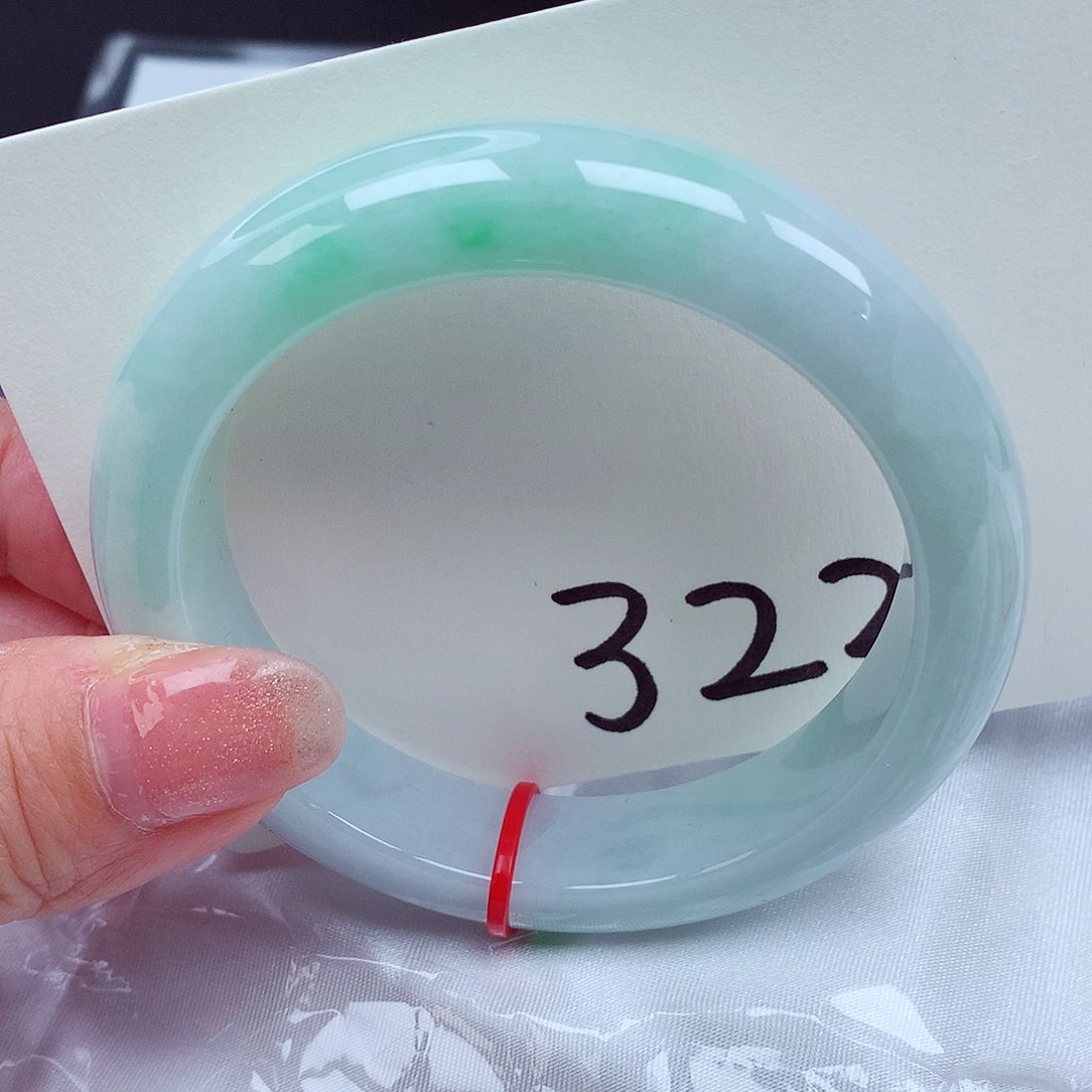 翡翠手镯未镶嵌翡翠