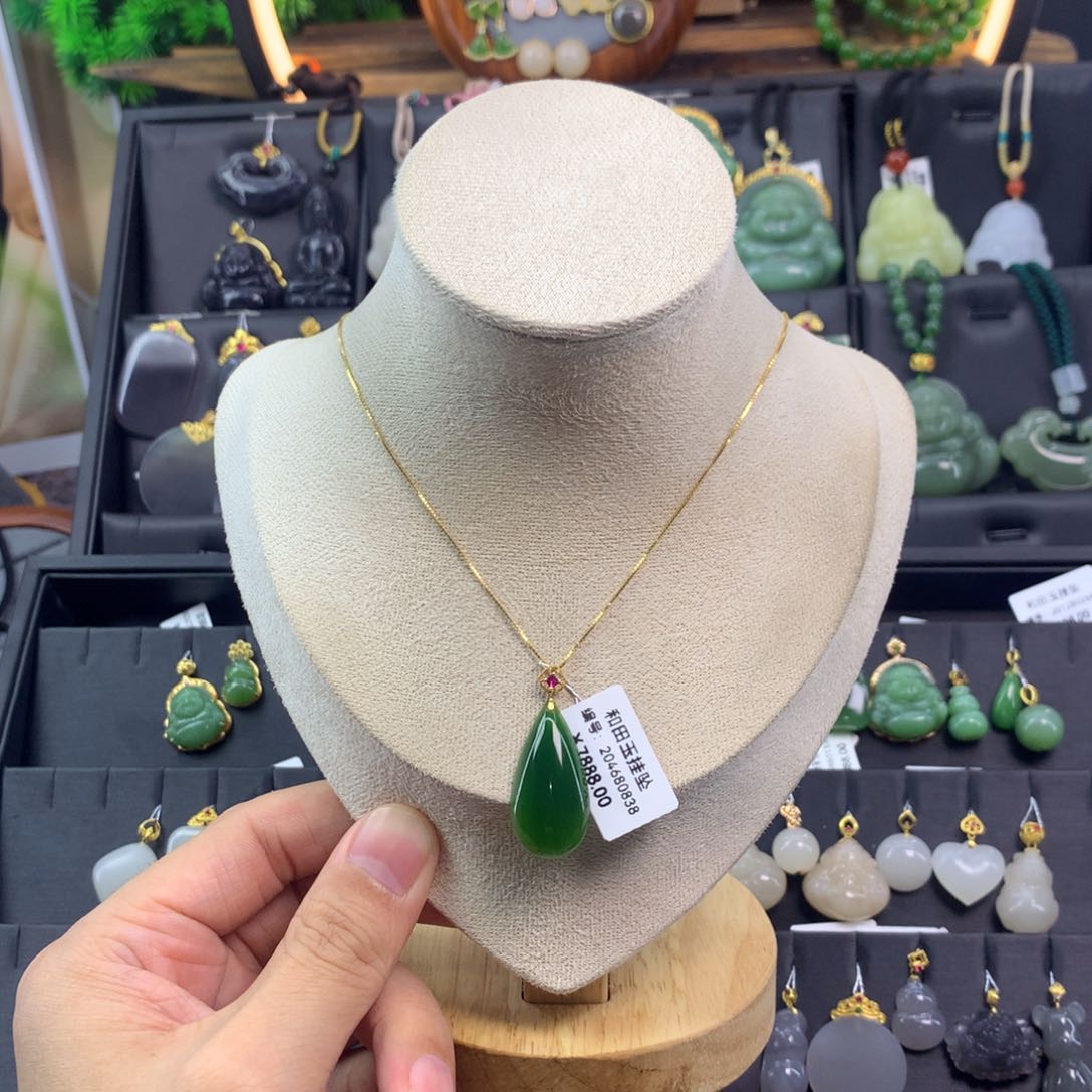 和田玉吊坠18K金镶嵌