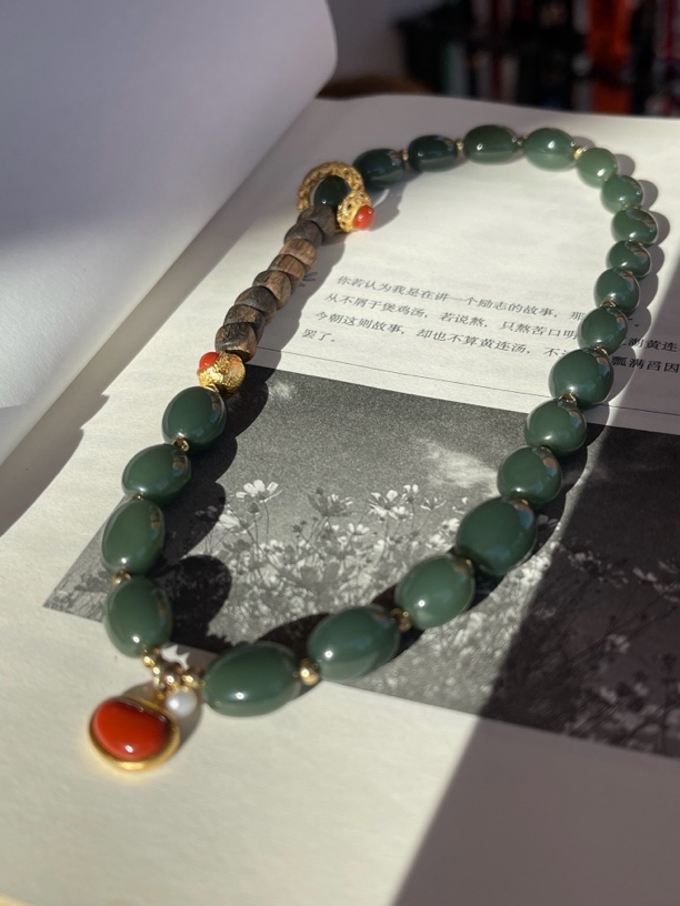 岫岩透闪石质玉，河磨玉，老玉手持