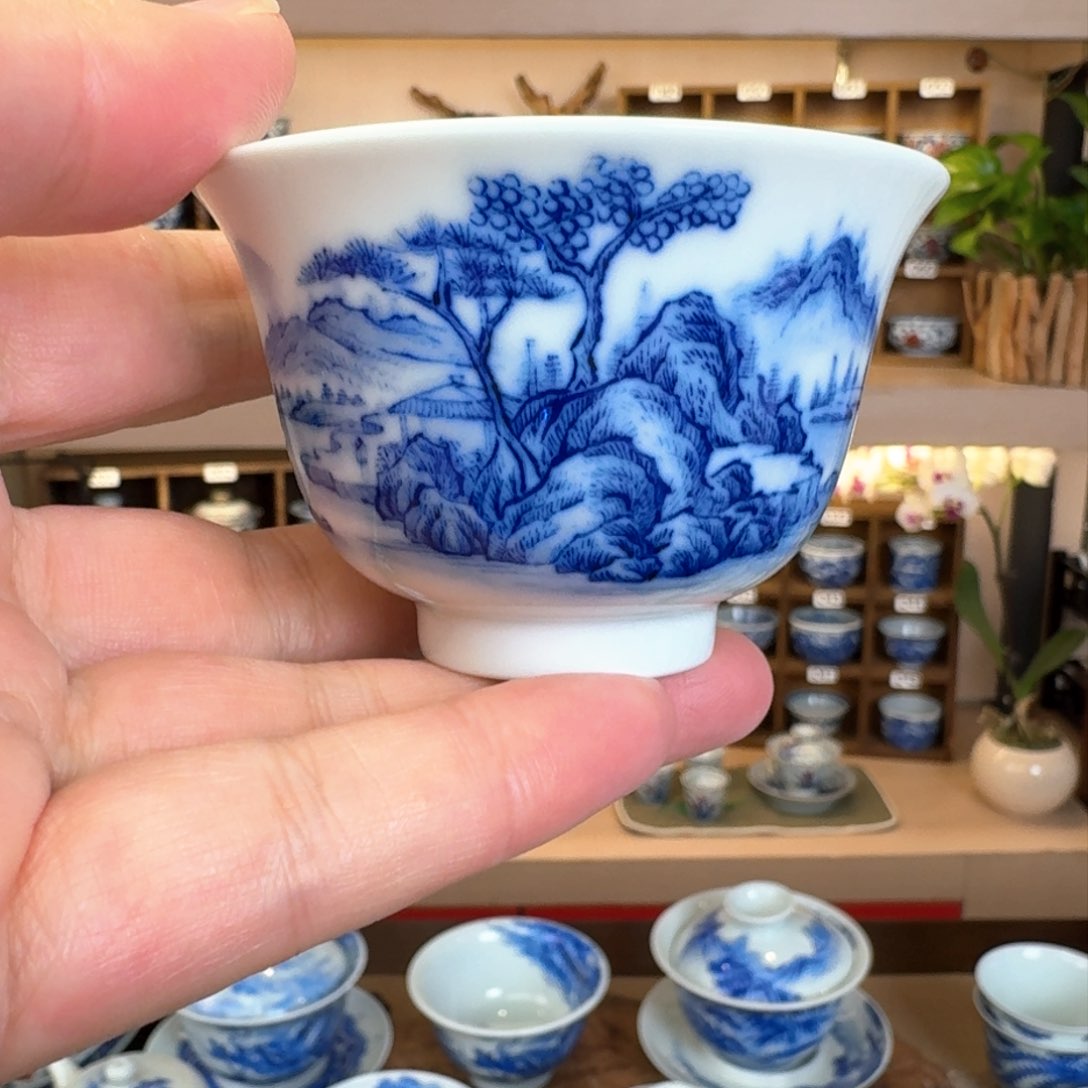 手绘青花山水主人杯