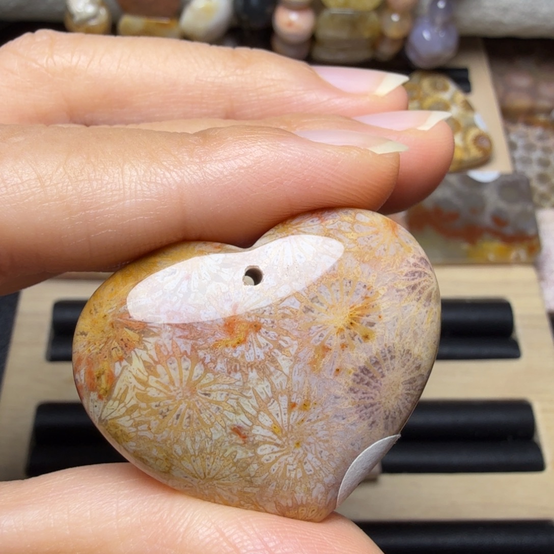 硅化玉未镶嵌彩色大花，爱心