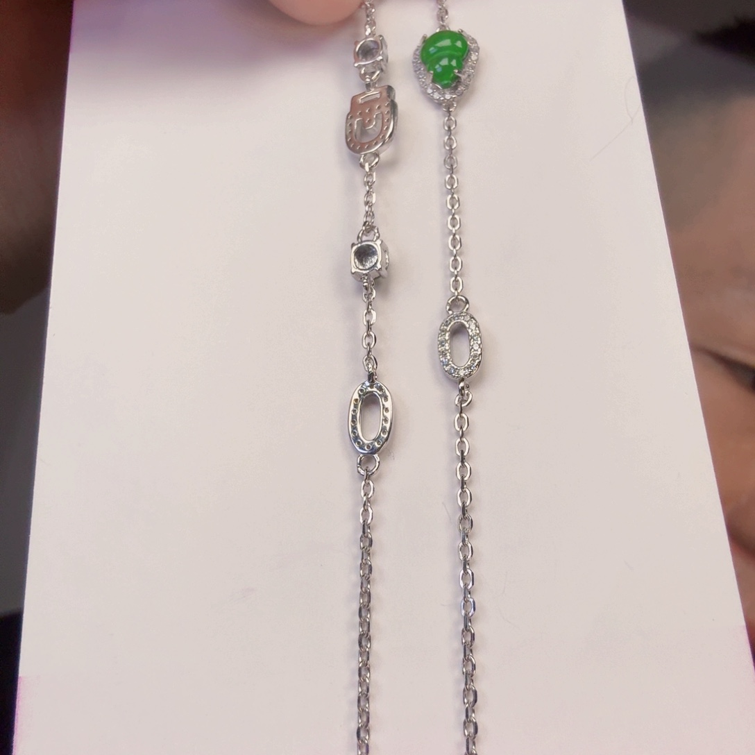 翡翠未镶嵌颈饰一件