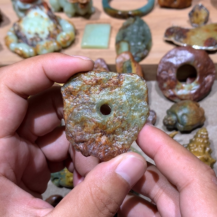 未镶嵌岫岩河磨玉（透闪石质玉）把件
