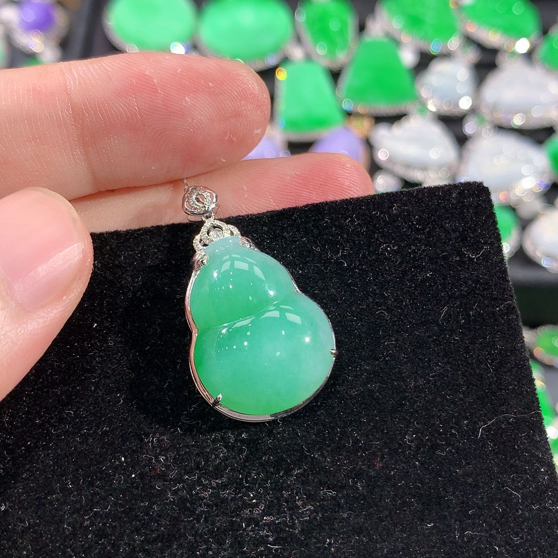 翡翠18K金镶嵌颈饰