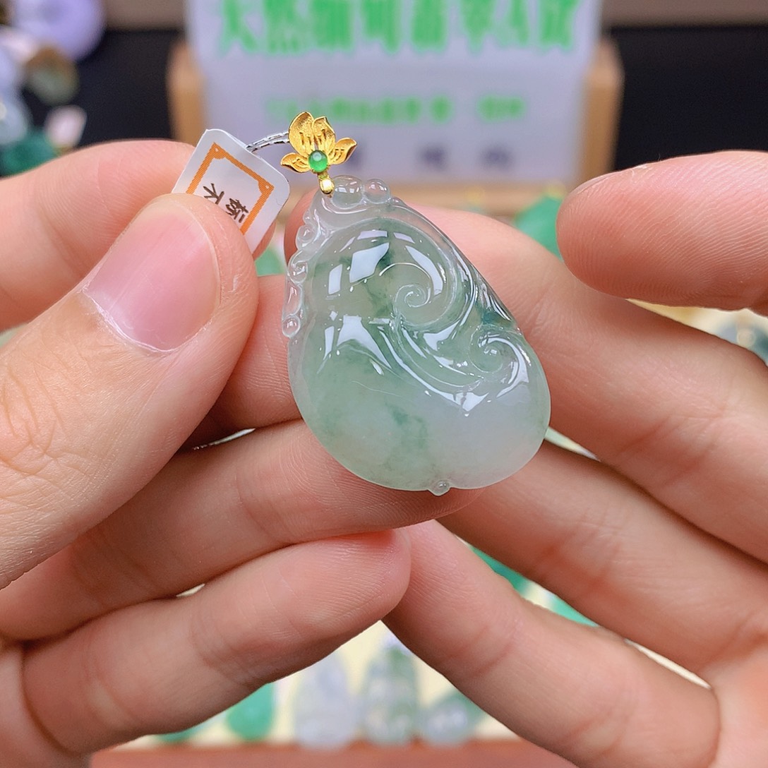 翡翠18K金镶嵌颈饰翡翠