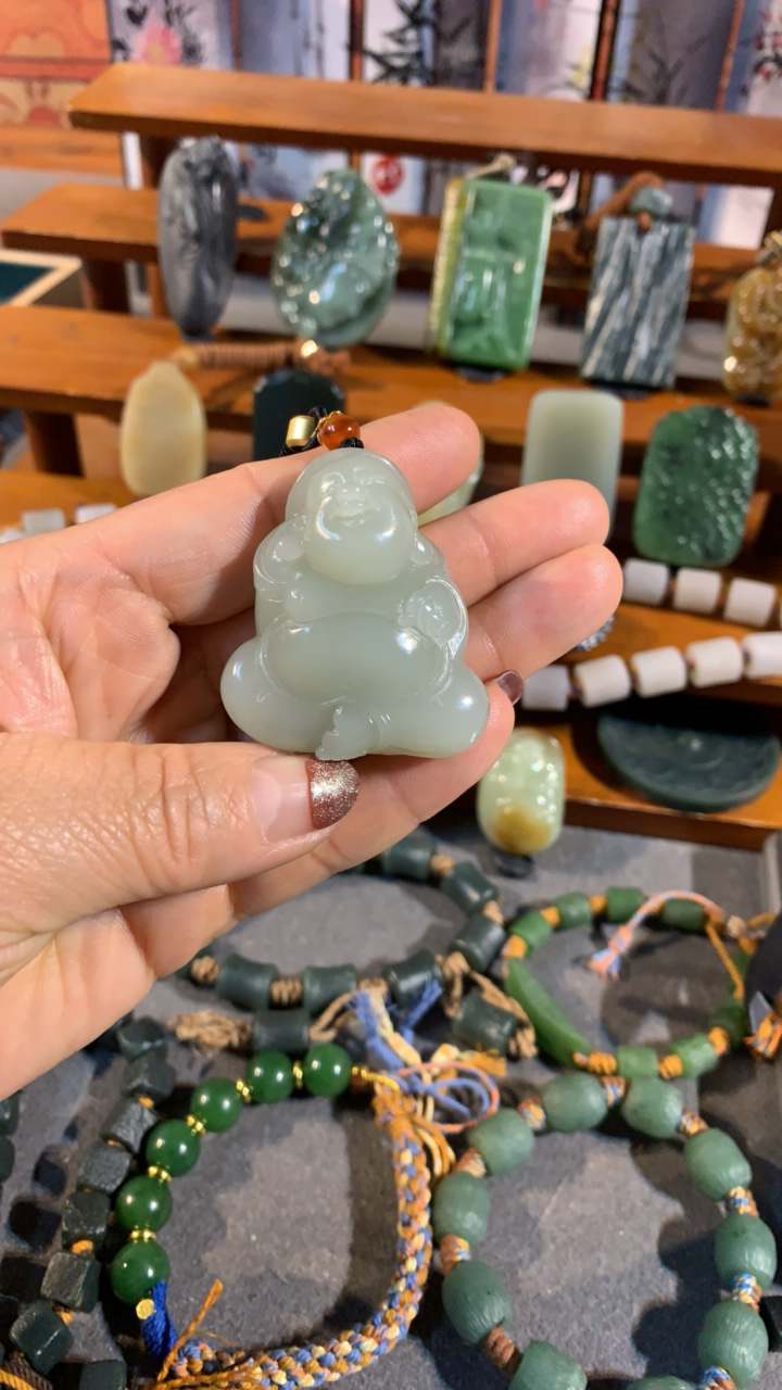 精品的和田玉的挂件