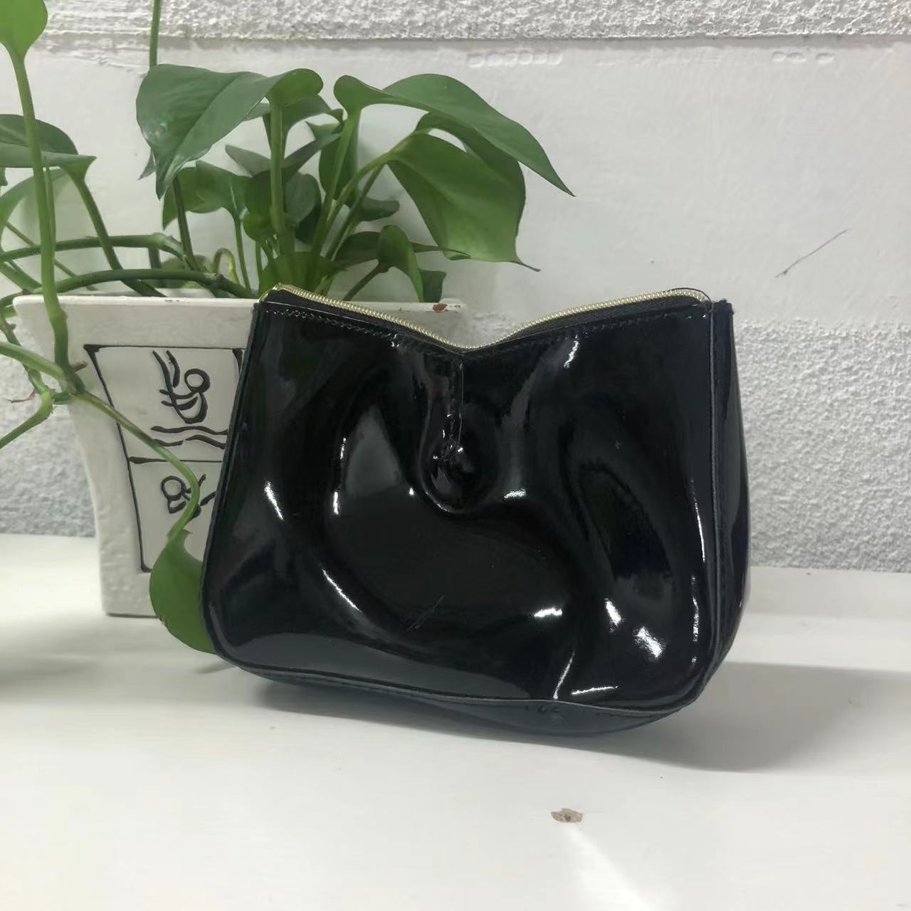 小R化妆包（黑色皮质手拿包）