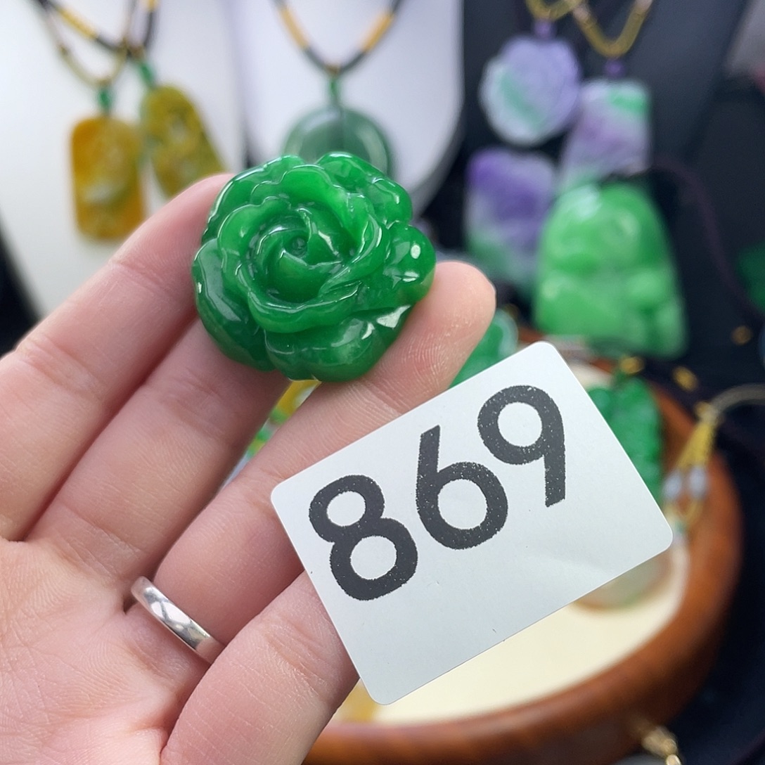 翡翠未镶嵌吊坠(赠链)