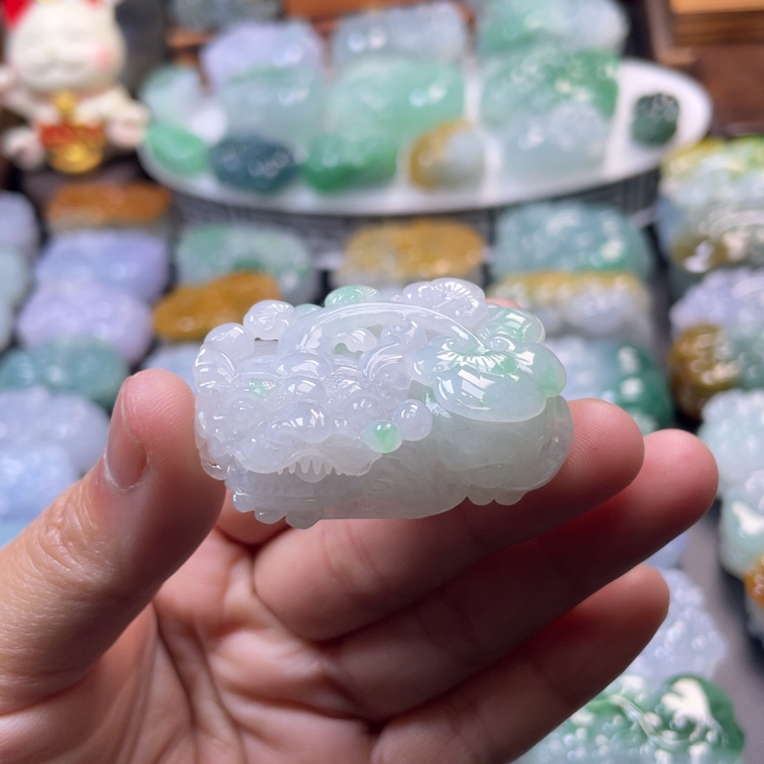 翡翠未镶嵌颈饰貔貅