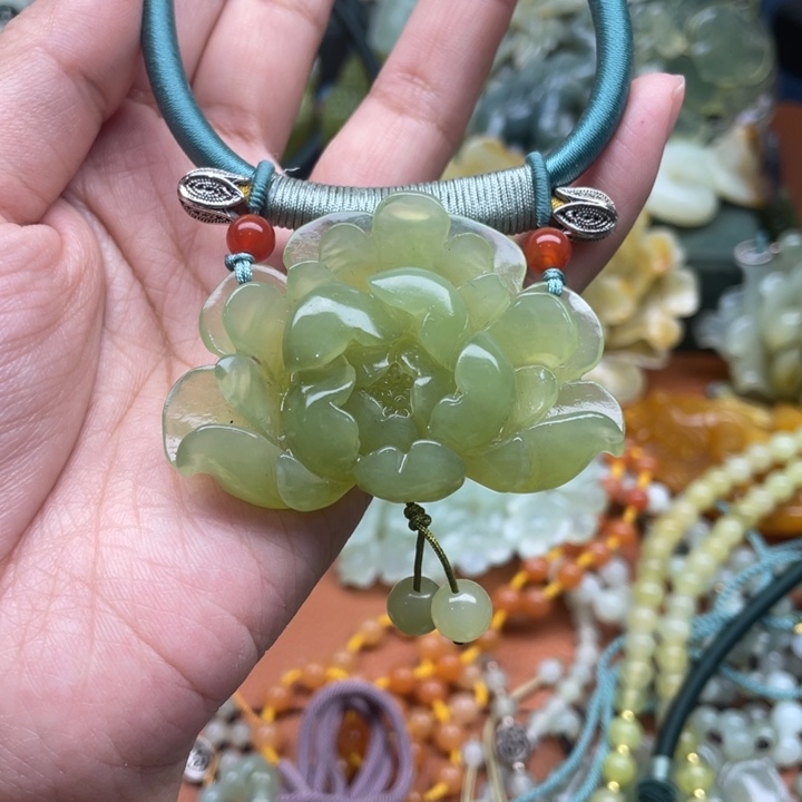 蛇纹石玉吊坠合金