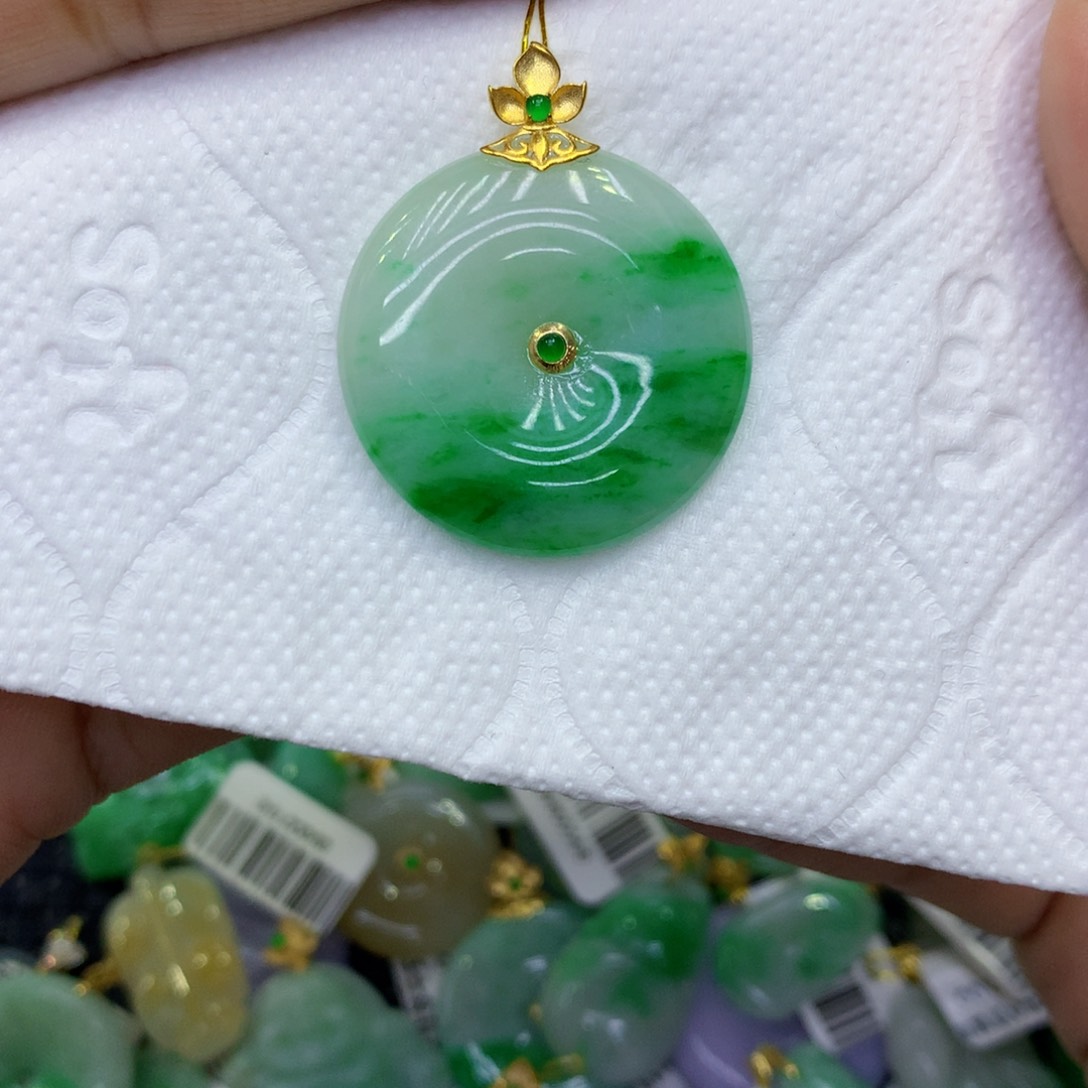 颈饰18K金镶嵌翡翠悦*?