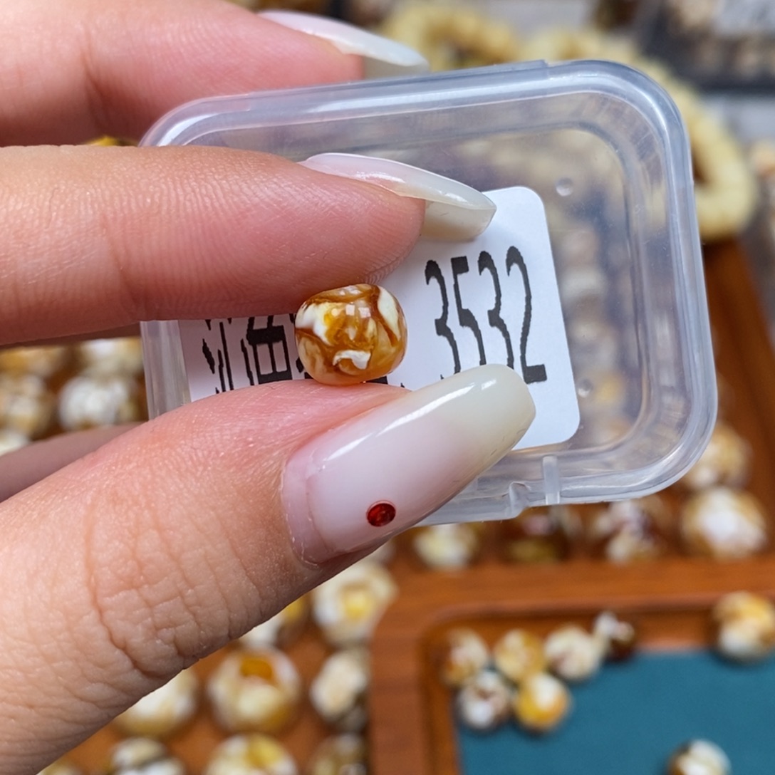 蜜蜡未镶嵌珠宝奇石3532