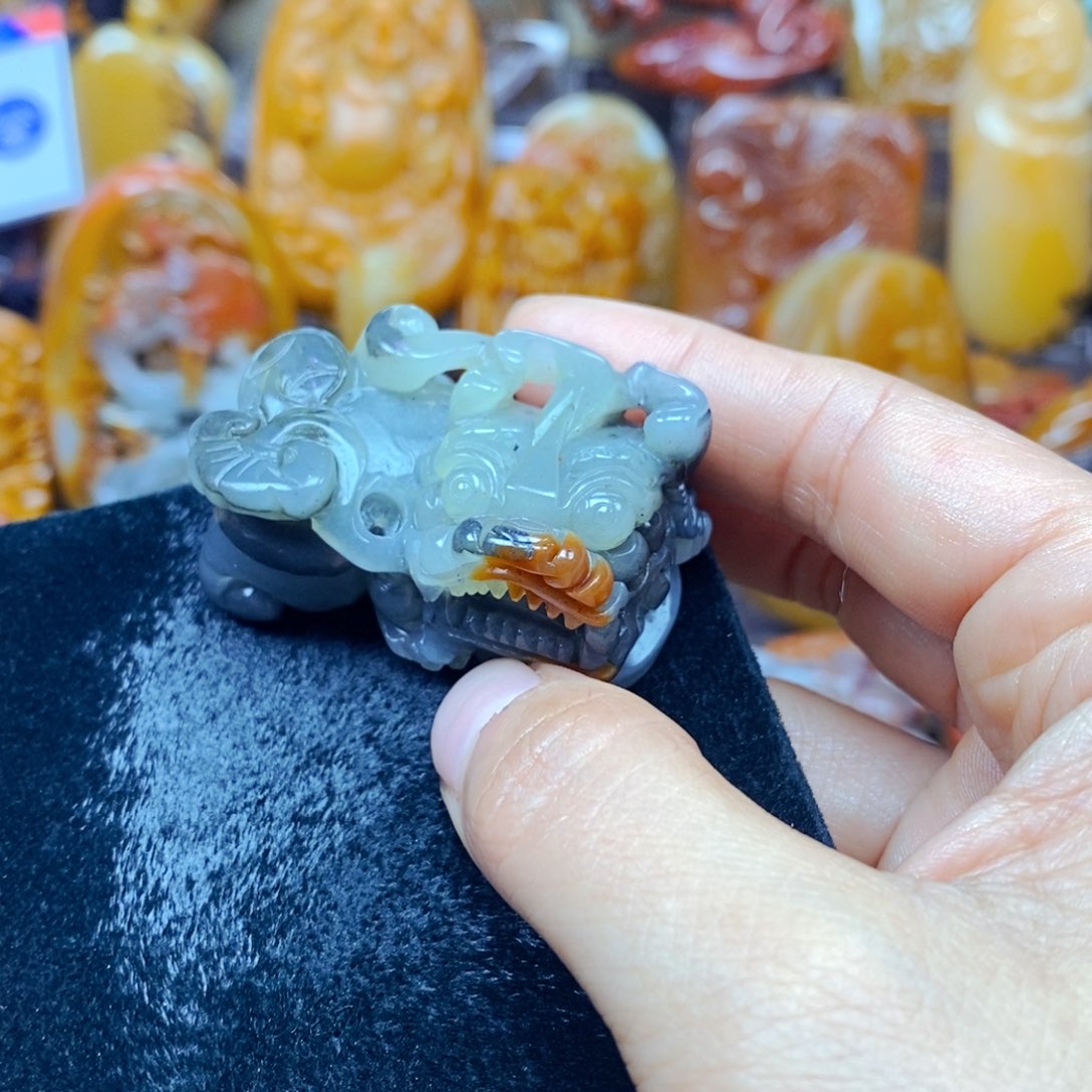 石英质玉（黄龙玉）未镶嵌颈饰