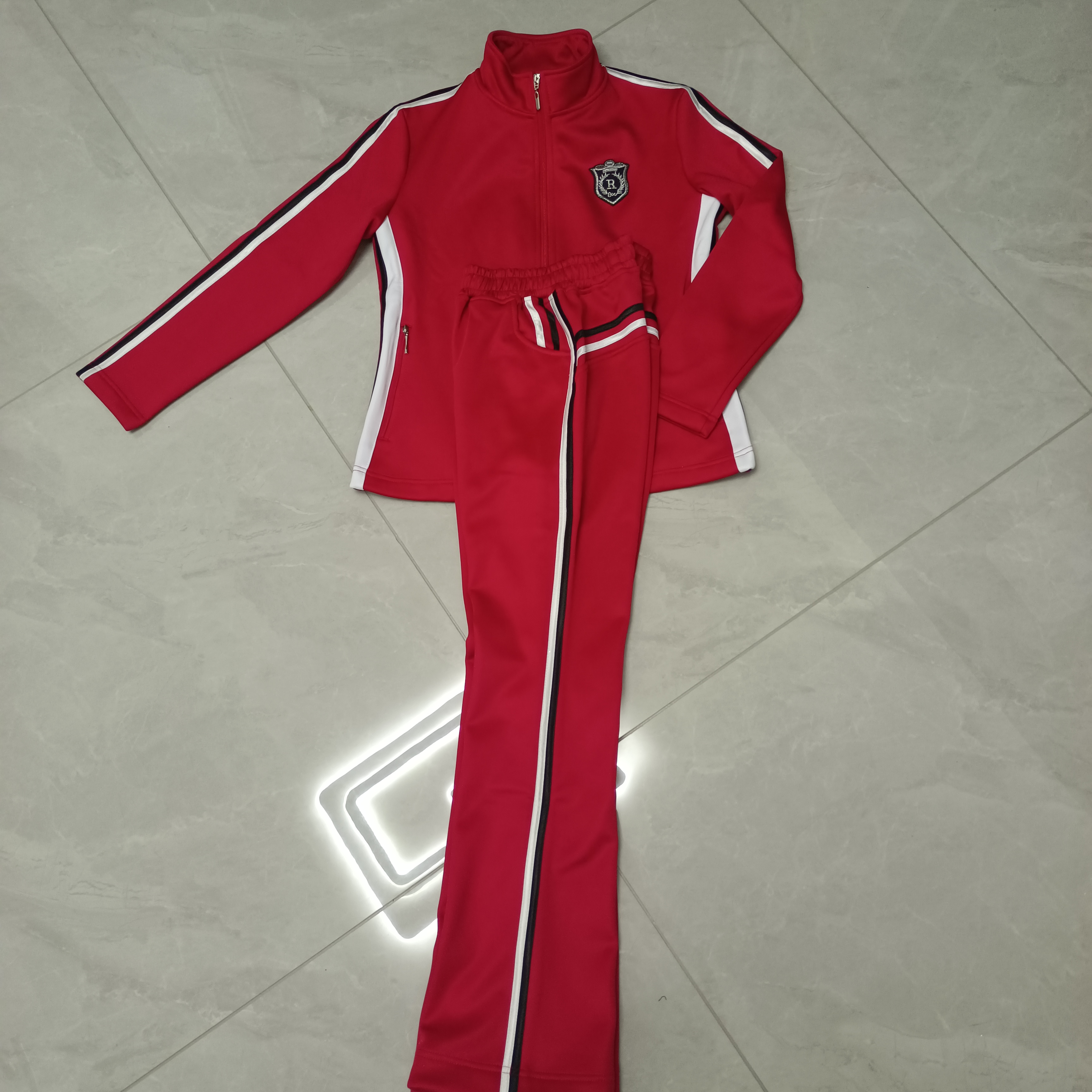 佳木斯健身操秋冬新款南韩丝加绒红色修身微喇显瘦长袖运动套装