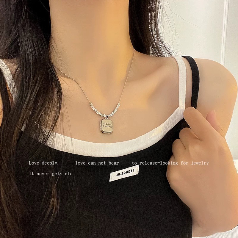 铜合金项链 银色方牌吊坠字母项链女款经典时尚不掉色高级感轻奢