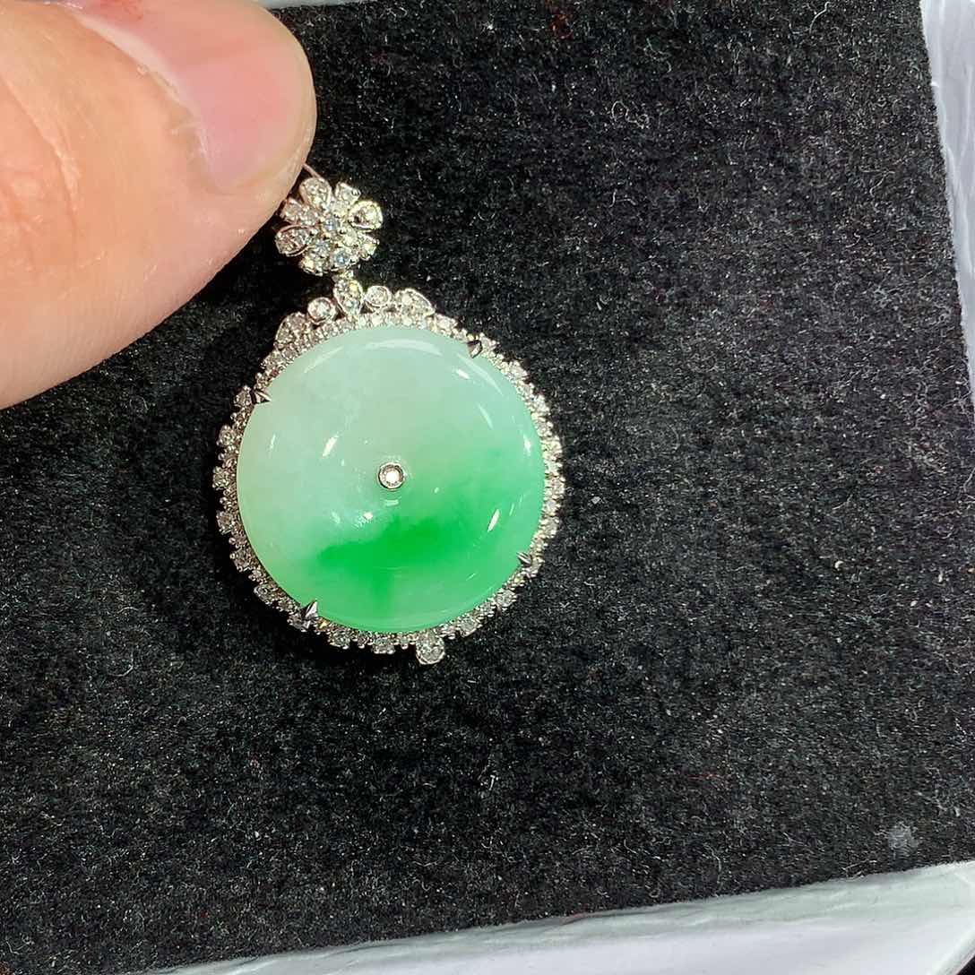 翡翠吊坠(赠链)18K金镶嵌