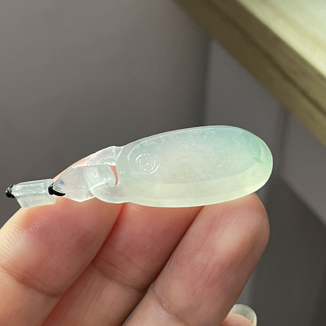 天然翡翠毛货自然光实拍冰透饱满无事牌吊坠