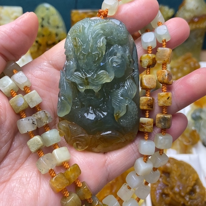 蛇纹石玉未镶嵌颈饰