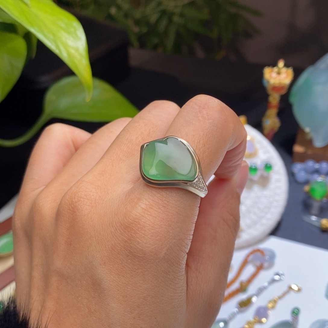 翡翠颈饰18K金镶嵌文鳐