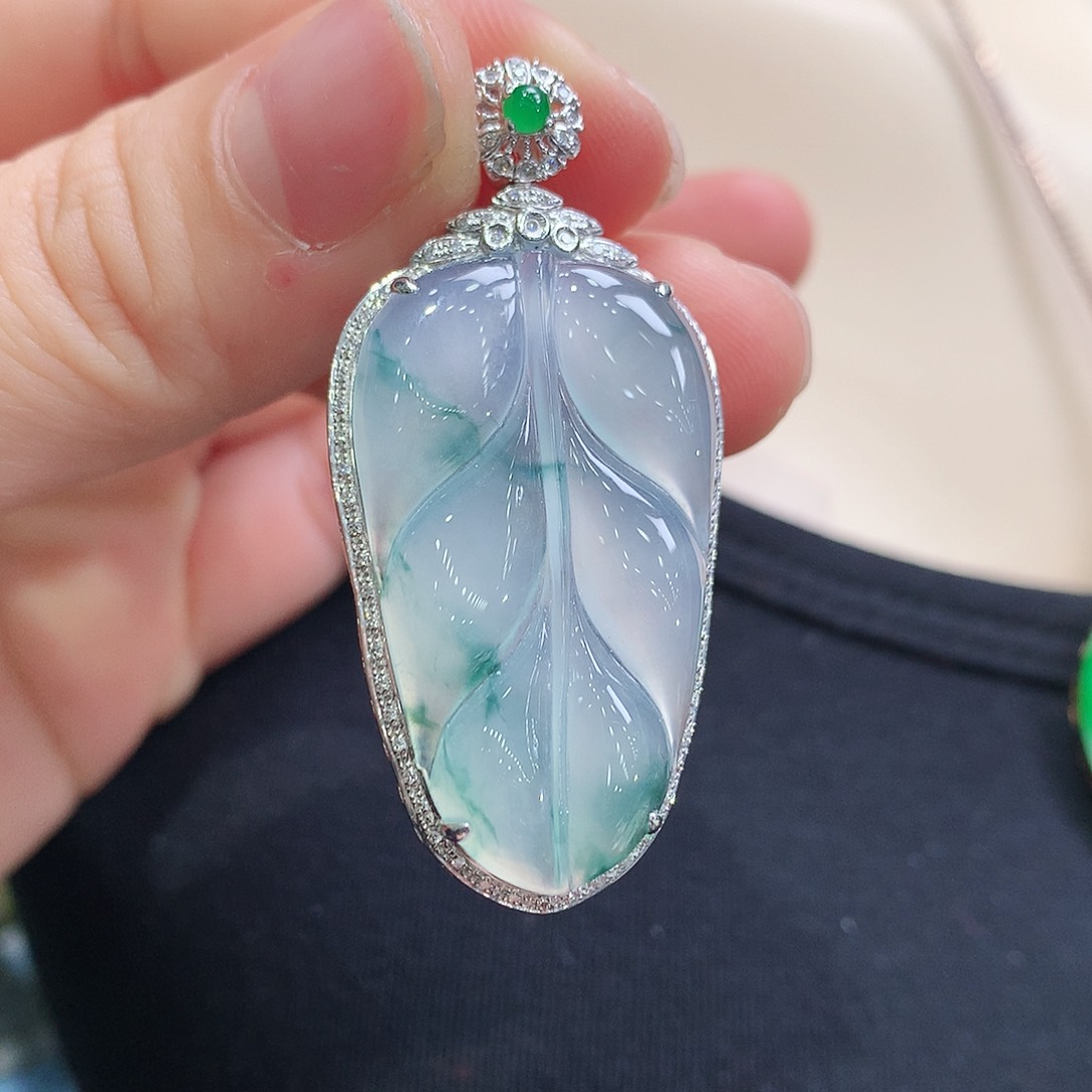 翡翠颈饰18K金镶嵌叶子