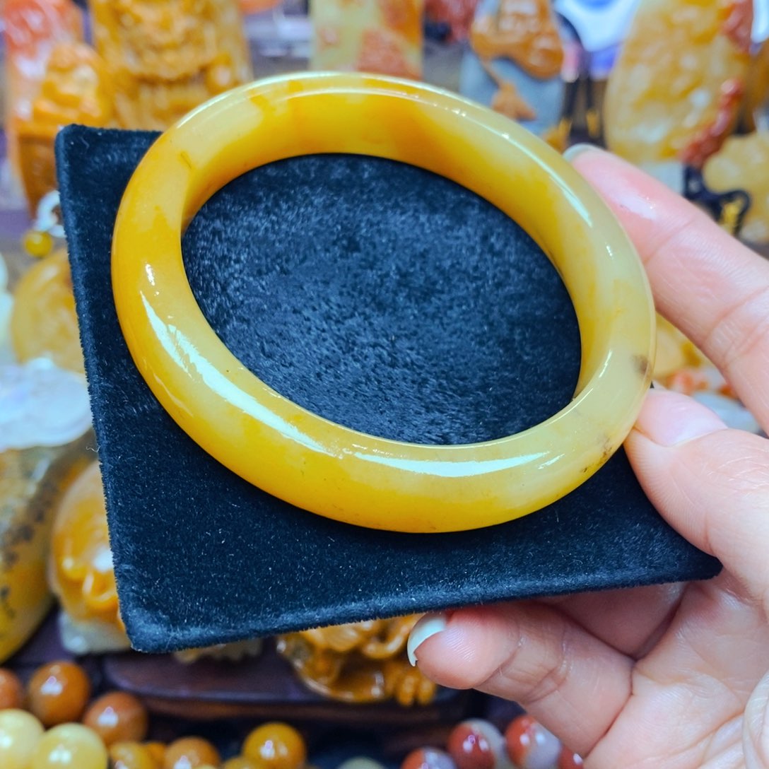 未镶嵌石英质玉（黄龙玉）颈饰