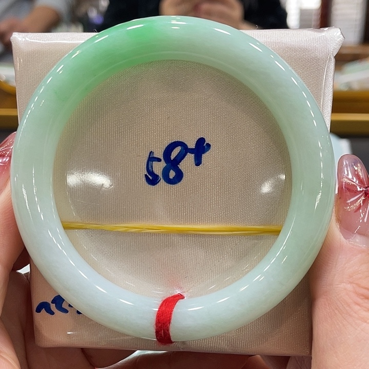 翡翠手镯未镶嵌翡翠手镯