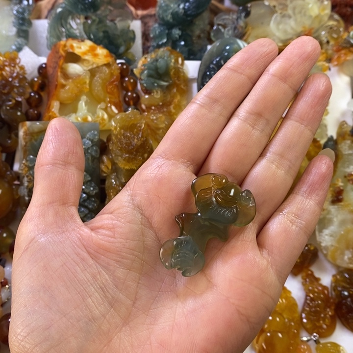 蛇纹石玉未镶嵌颈饰