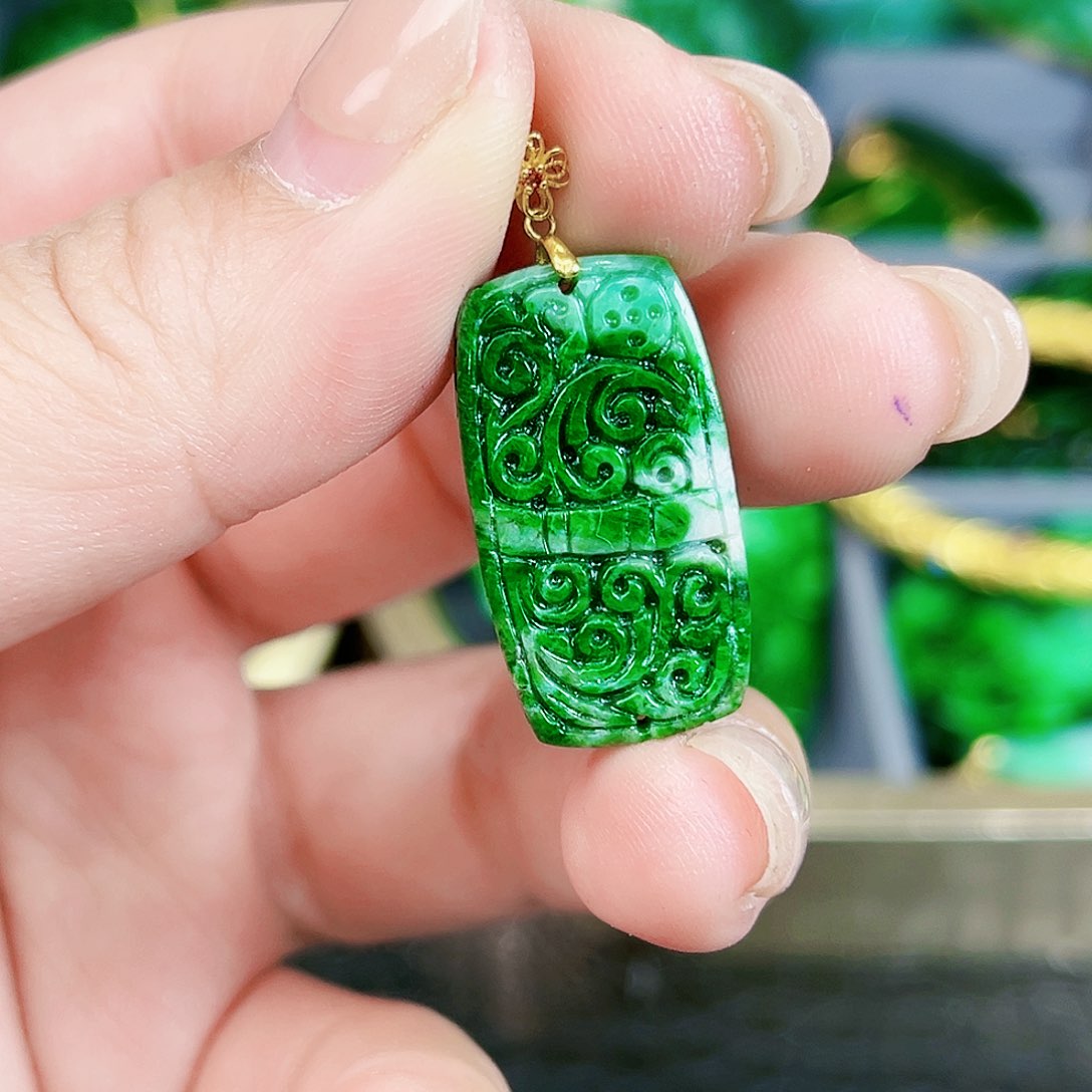 翡翠颈饰18K金镶嵌吊坠