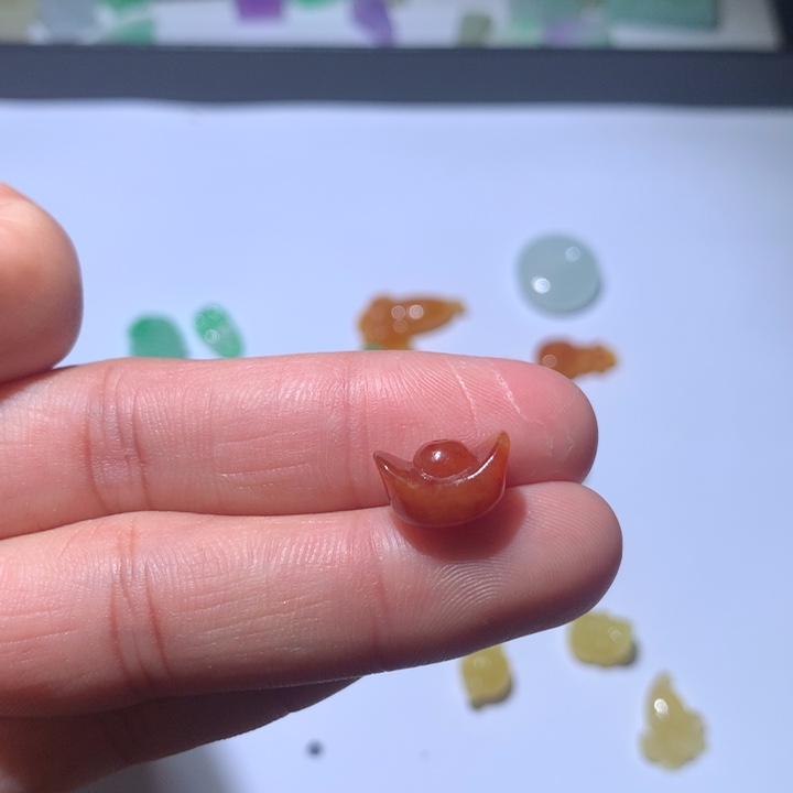 嘉***）翡翠未镶嵌颈饰挂件