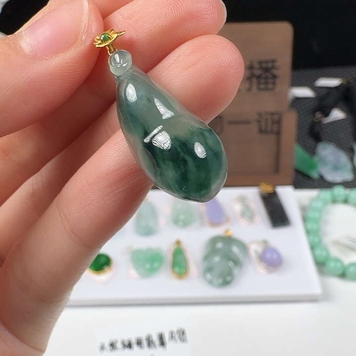 翡翠18K金镶嵌颈饰