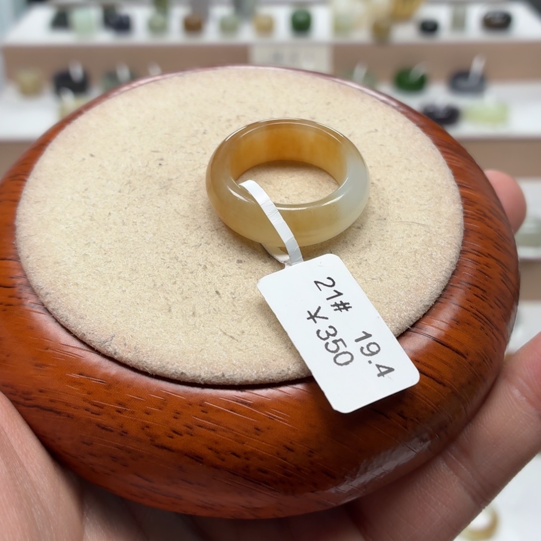 致***春和田玉未镶嵌戒指19.4