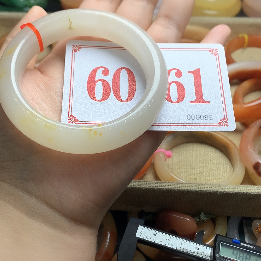 未镶嵌石英质玉（黄龙玉）手镯