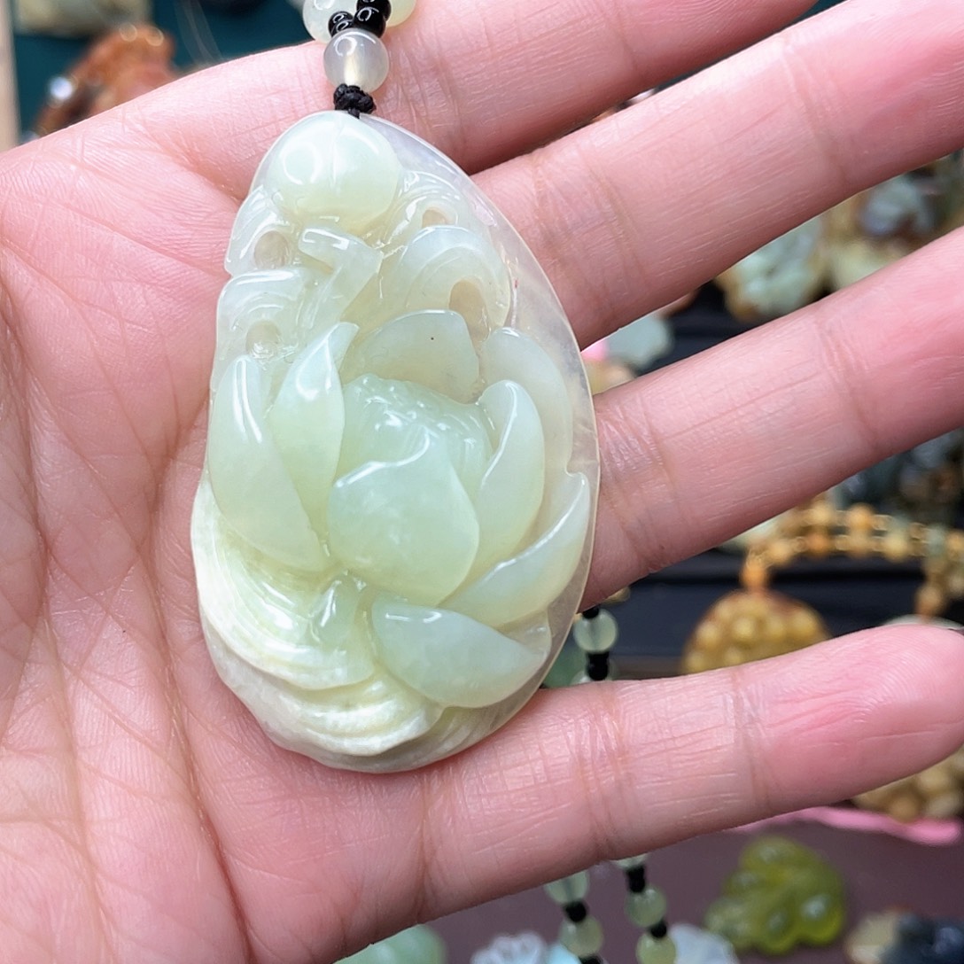 蛇纹石玉颈饰未镶嵌