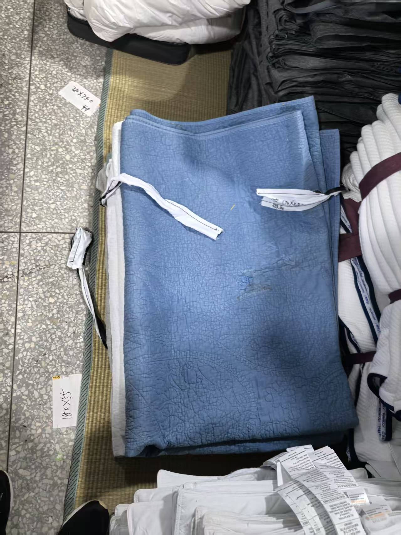 《厚广家》3楼220×170杂款水洗棉化纤床盖 发1张严重瑕疵 不挑色