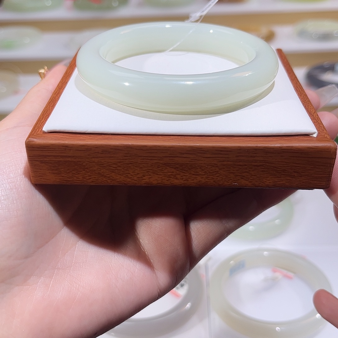 和田玉未镶嵌手镯且末奶蓝