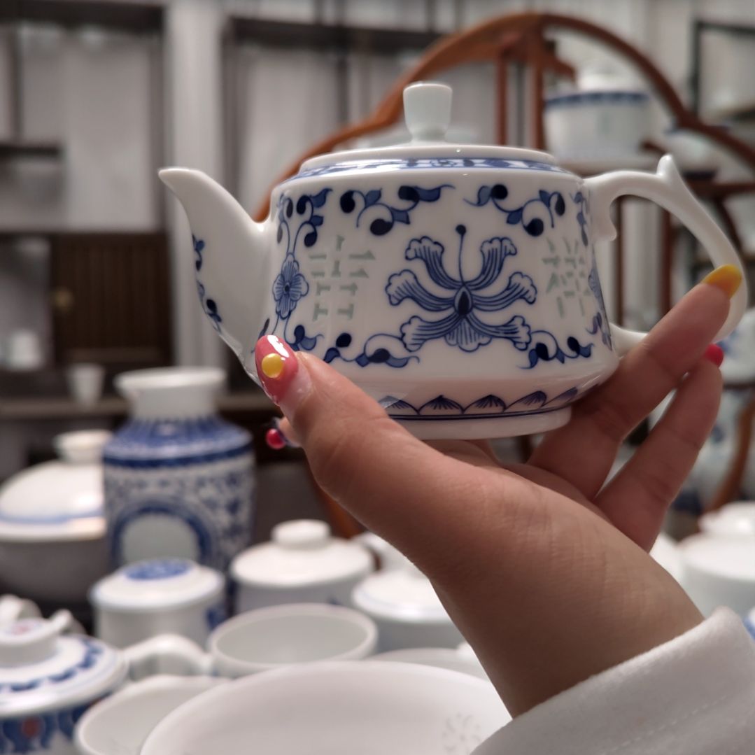 陶瓷手绘吉祥如意茶壶一个